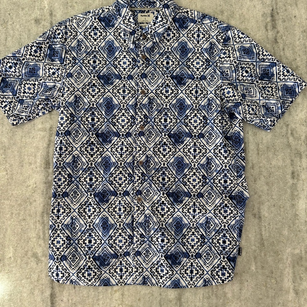 Hurley Men's Blue and White Pattern Shirt Size L Tailored fit